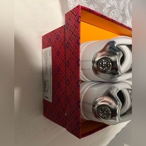NWT Tory Burch Howell court sneaker/ silver logo